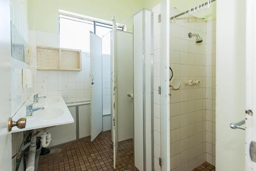 珀斯维多利亚公园旅舍的一间带水槽和淋浴的浴室