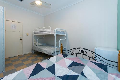 珀斯维多利亚公园旅舍的一间卧室配有双层床