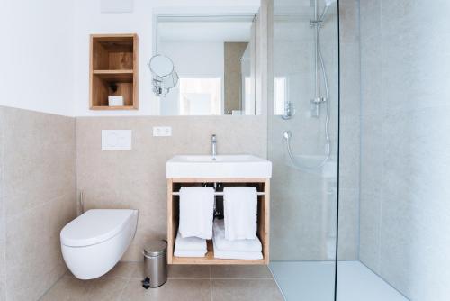 布拉河畔的海登海姆Felsen8的浴室配有卫生间、盥洗盆和淋浴。