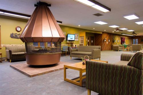 莱文沃思Leavenworth Camping Resort Tiny House Rudolf的大厅在等候室设有壁炉
