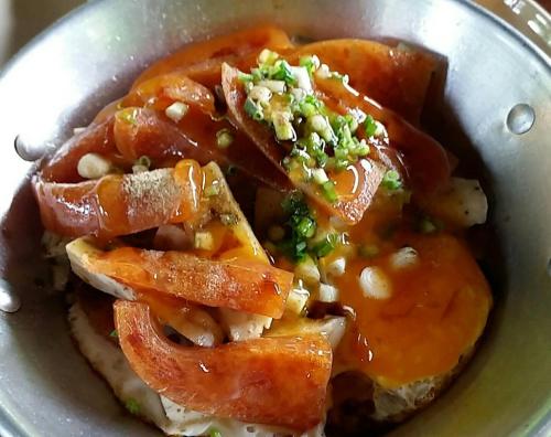 四色菊班苏安拉差瓦迪住宿加早餐旅馆的一大碗蔬菜和酱汁的食物