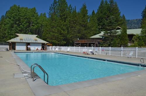 Leavenworth Camping Resort Tiny House Otto内部或周边的泳池