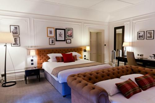 莱瑟黑德德维尔场馆霍斯利公园酒店的酒店客房,设有两张床和一张沙发