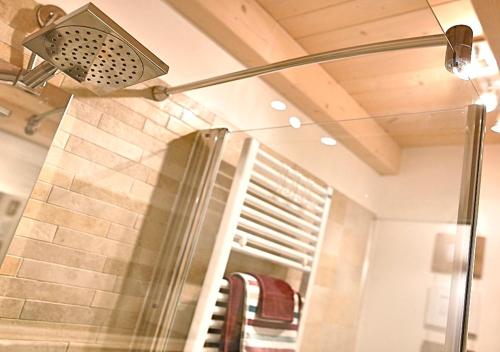 的里雅斯特Casa Vacanze Barcola的带淋浴的浴室(带玻璃淋浴间)