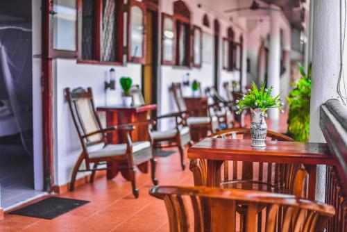高尔Wijenayake's - Beach Haven Guest House - Galle Fort的餐厅里一排桌椅