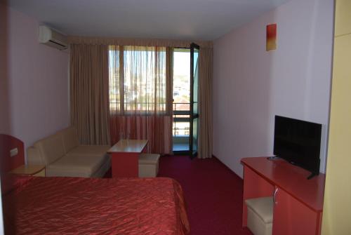 布拉戈耶夫格勒卡罗纳酒店的酒店客房,配有床和电视