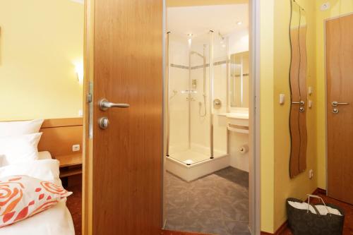 奥格斯堡巴伐利亚沃特奥格斯堡BIO酒店的带淋浴和卫生间的浴室以及1张床。