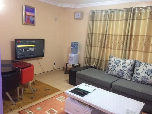 内罗毕朴穆兹卡公寓的带沙发和平面电视的客厅