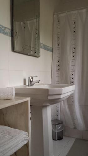 阿尔布费拉奥林匹卡别墅的白色的浴室设有水槽和镜子