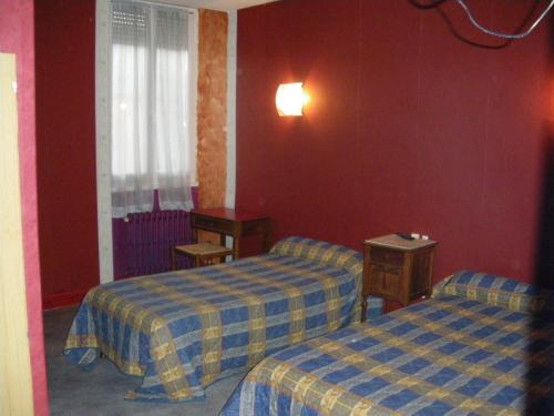 希农堡里奥多赫酒店及餐厅的酒店客房,设有两张床和红色的墙壁