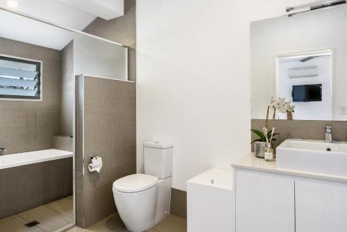 拜伦湾拜伦湾阿罗哈别墅 的一间带卫生间和水槽的浴室