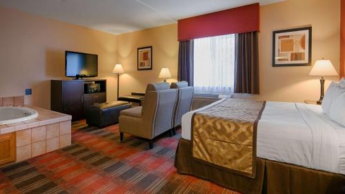 DallasBest Western Dallas Inn & Suites的一间酒店客房 - 带一张床和一间浴室