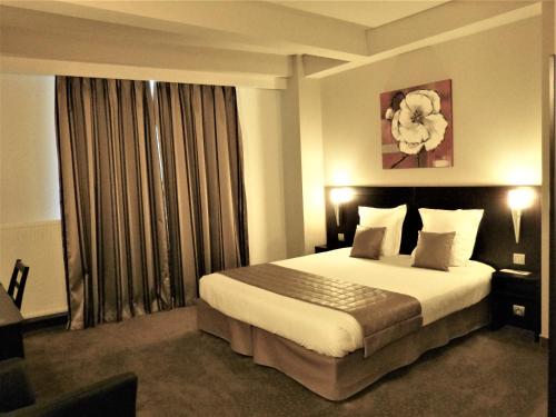 圣丹尼尔酒店客房内的一张或多张床位
