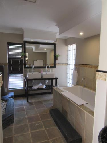 巴利托航道酒店的带浴缸和盥洗盆的大浴室