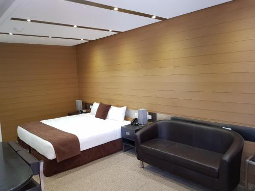Moura毛拉梅瑞狄安汽车旅馆的配有一张床和一把椅子的酒店客房