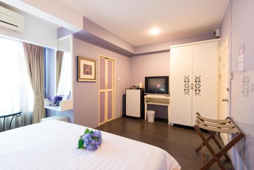 莱卡邦丁香休闲公寓酒店的客房设有1张床、1张办公桌和1台电视。