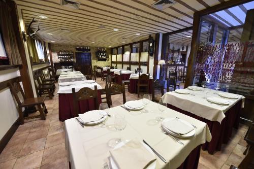 AvellanedaBatzarki的用餐室配有带白色桌布的桌子