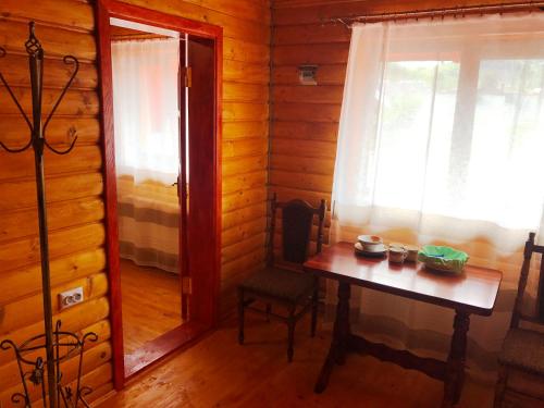 沃罗赫塔Guest House U Stasuka的小木屋内的房间设有桌子和窗户