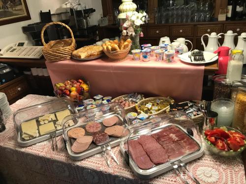 摩泽尔河畔的泽尔罗梅尔巴德旅馆的一张带肉类和食物自助餐的桌子