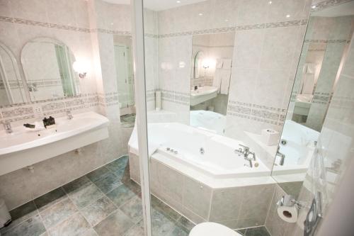 玛丽格林庄园酒店的一间浴室