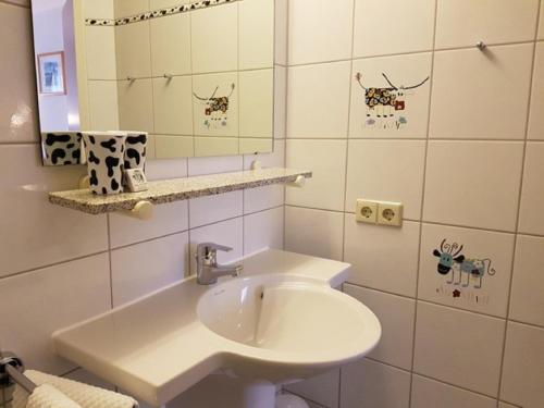WeißdorfGasthof Pension Walther的白色的浴室设有水槽和镜子