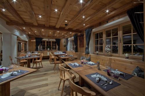 基茨比厄尔沃德卡普兰德酒店的用餐室配有木桌和椅子