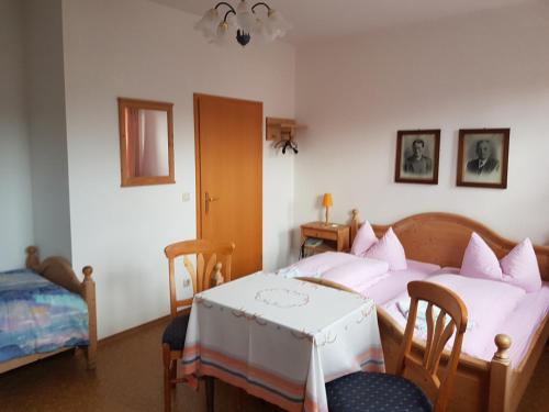 SpechtsbrunnGasthaus und Hotel Peterhänsel的一间卧室配有两张床和一张桌子