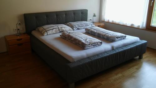 梅劳Studio Bergblick的一张大床,上面有两个枕头