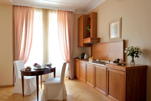 德亚套房罗马酒店的厨房或小厨房