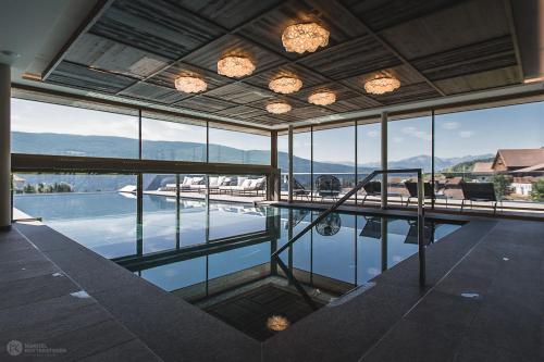 特伦托Terentnerhof 4*S active & lifestyle hotel的享有水景的游泳池