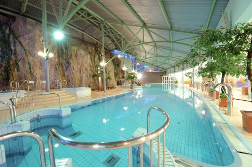 坦佩雷Holiday Club Tampereen Kehräämö的大楼内的大型游泳池