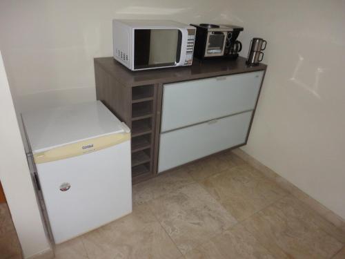 马瑙斯Flat Privado Manaus的一间带微波炉和冰箱的小厨房