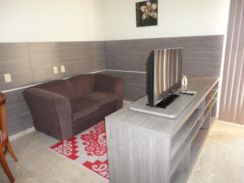 马瑙斯Flat Privado Manaus的带沙发和电视的客厅