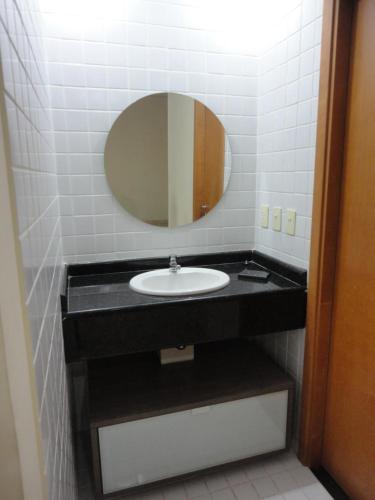 马瑙斯Flat Privado Manaus的一间带水槽和镜子的浴室