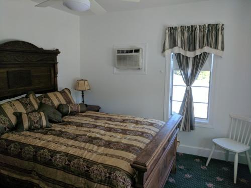 五月岬郡Inn at the Park的一间卧室设有一张大床和一个窗户。