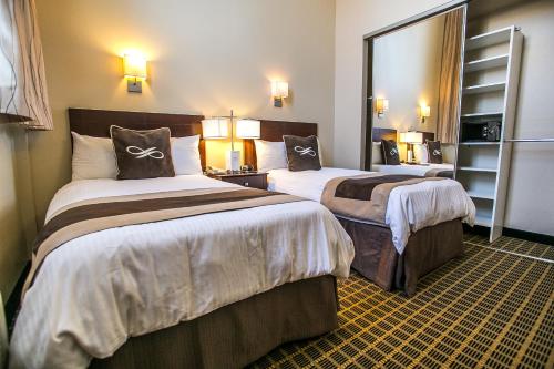 布鲁克林特广场酒店的酒店客房,设有两张床和镜子