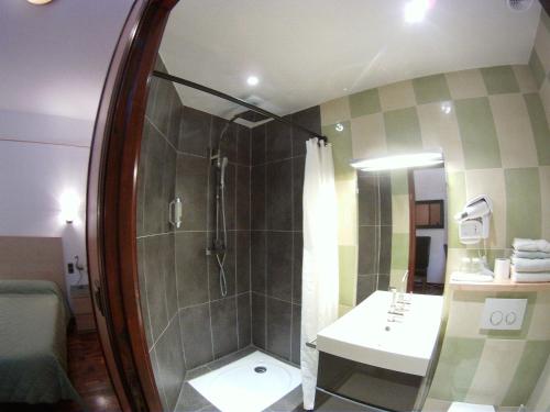 勒伯吉特杜拉克萨沃伊酒店的带淋浴、盥洗盆和镜子的浴室