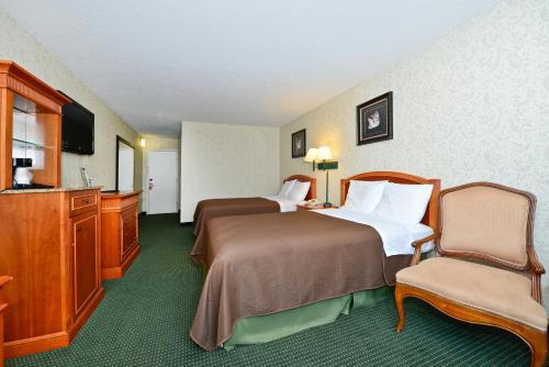 巴尔的摩巴尔的摩美国最有价值旅馆的一间酒店客房,设有两张床和电视