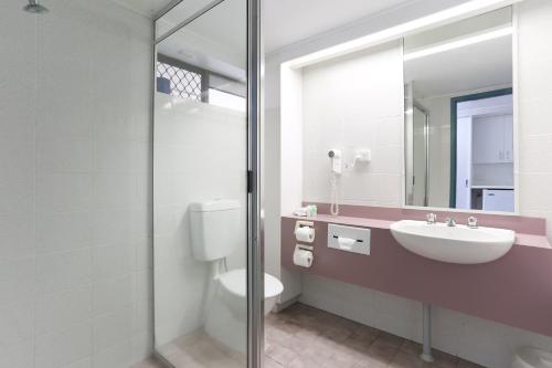 麦凯礁石度假汽车旅馆的一间带水槽、卫生间和镜子的浴室
