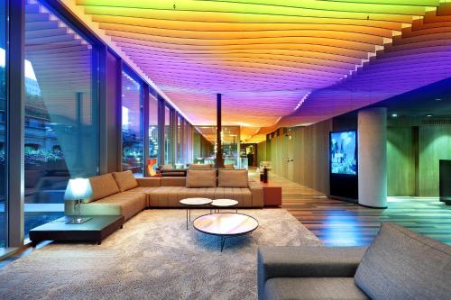 巴塞罗那Hotel SB Glow Sup的大楼内客厅,配有沙发和桌子