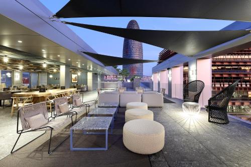 巴塞罗那Hotel SB Glow Sup的一间设有桌椅的餐厅,享有天际线美景。