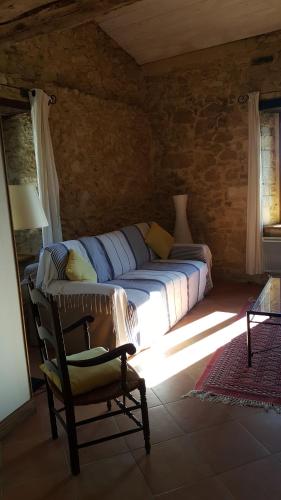 Boussan吉特皮卡那别墅的一间卧室,卧室内配有一张床和一把椅子