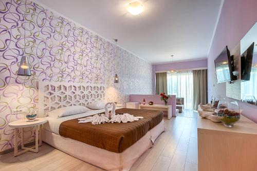 伊利索斯Filerimos Village Hotel的一间带大床的卧室和一间客厅