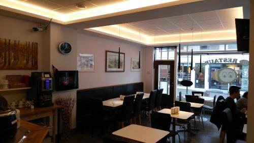 雷克雅未克100冰岛酒店的餐厅内带桌椅的用餐室