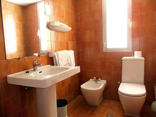 昆卡科尔特斯旅馆的一间带水槽和卫生间的浴室