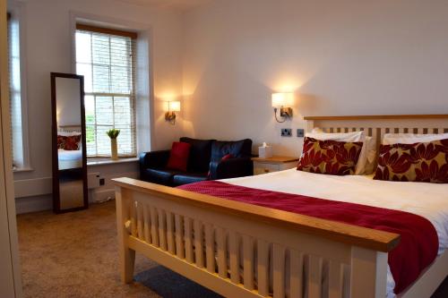 克莱克西顿希尔德厅酒店的一间卧室配有一张床、一张沙发和一把椅子