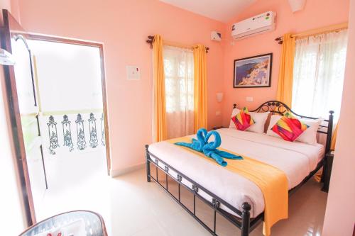 帕罗林Hilias Retreat的卧室配有两张床,位于带粉红色墙壁的房间