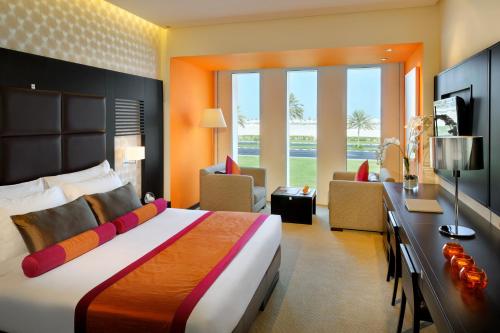 迪拜色调精品酒店的一间带大床的卧室和一间客厅