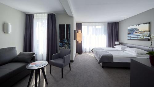不来梅·弗格萨克弗格萨克阿特兰提卡酒店的酒店客房,配有床和沙发