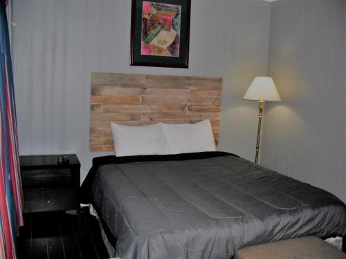 Eastwood Motel客房内的一张或多张床位